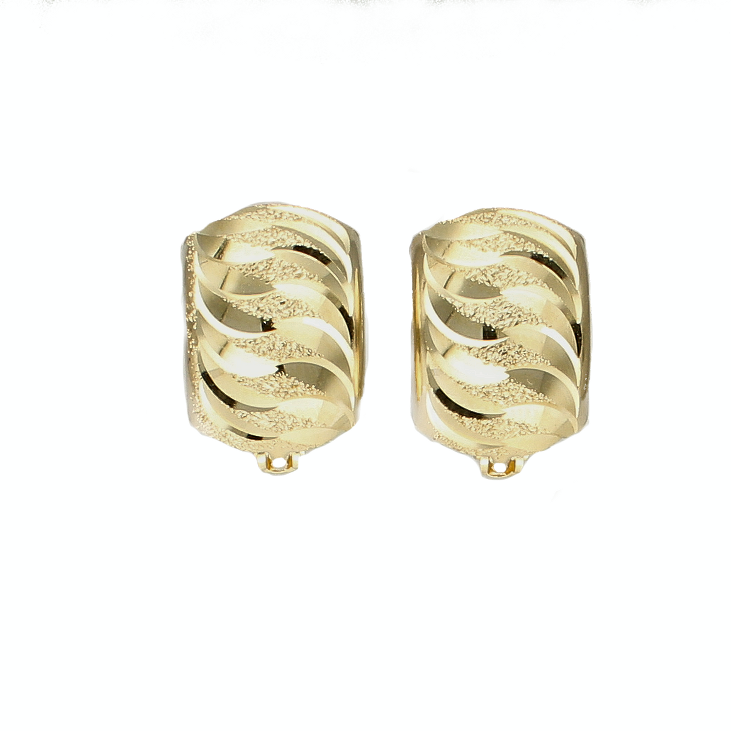 Kolczyki złote grawerowane blaszki KL 4115C. Delikatne złote kolczyki na angielskie zapięcia wykonane są z 14-karatowego złota idealnie będą prezentowały się do codziennego użytku. Idealny prezent na każdą.png